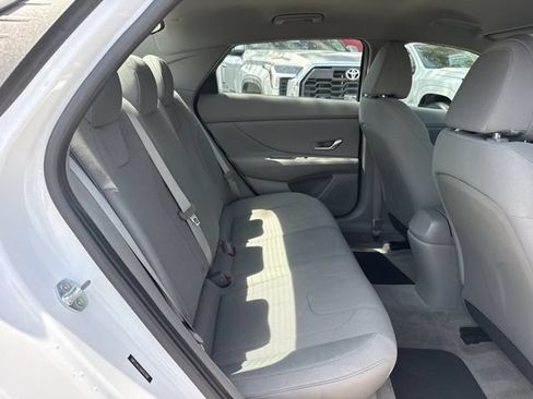 Used 2021 Hyundai Elantra SE FWD image 27