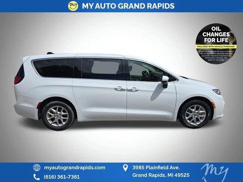 Used 2023 Chrysler Pacifica Touring-L FWD image 8