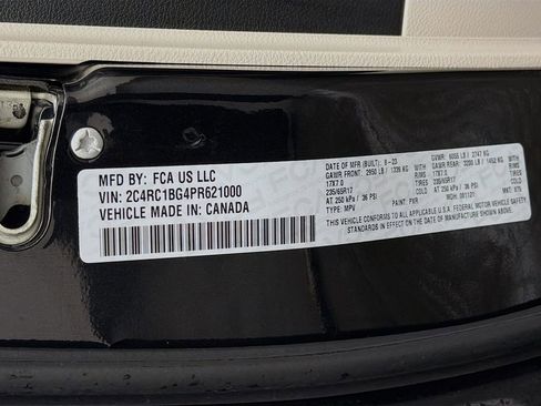 Used 2023 Chrysler Pacifica Touring-L image 32