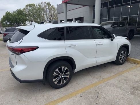 Used 2023 Toyota Highlander XLE image 6