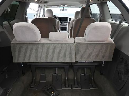 Used 2015 Toyota Sienna LE image 14