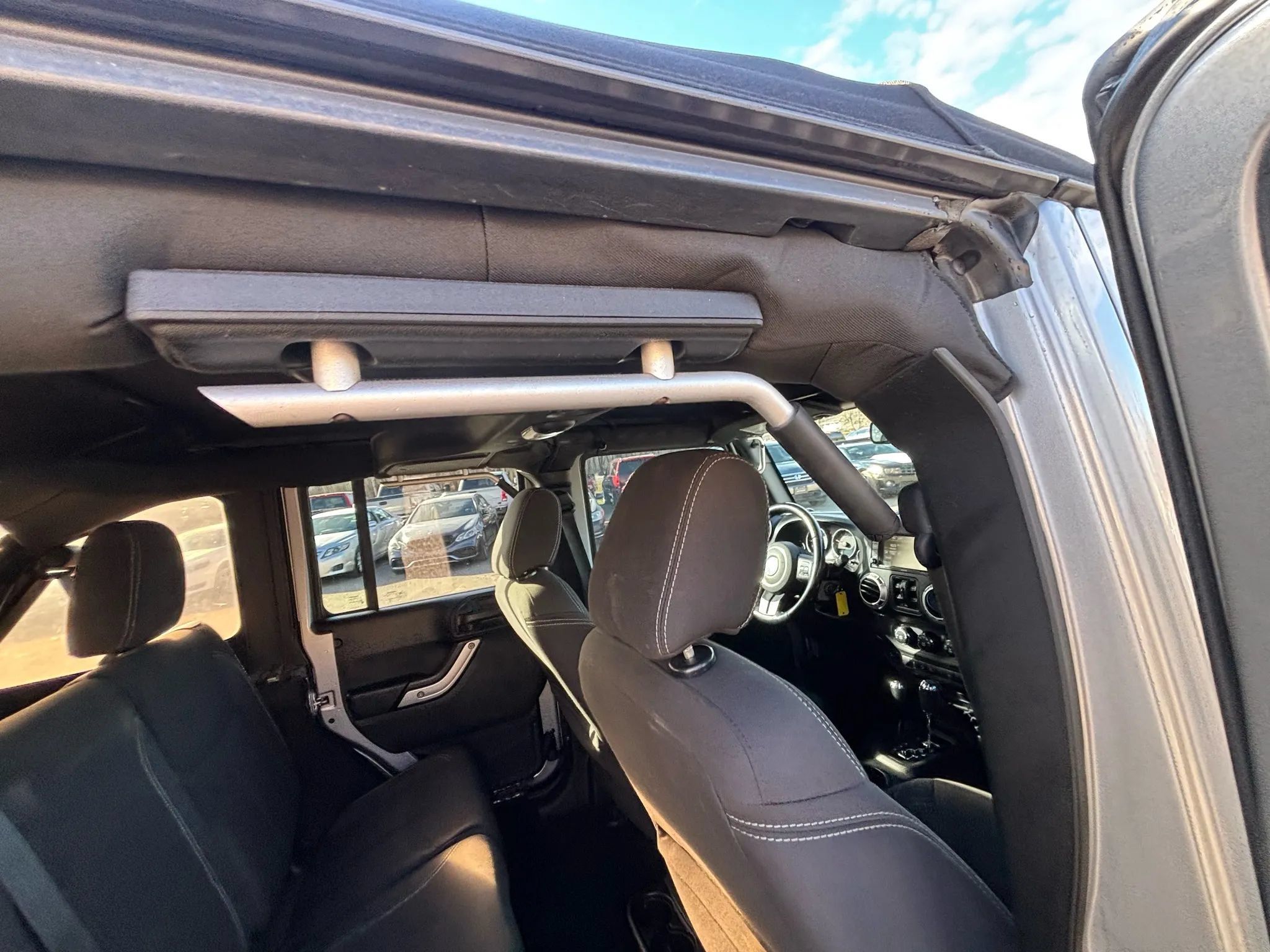Used 2017 Jeep Wrangler Unlimited Sahara w/ Connectivity Group AWD/4WD image 35