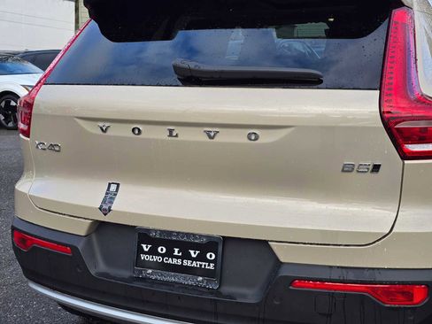 Used 2025 Volvo XC40 B5 Plus w/ Climate Package image 15