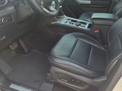 Used 2023 Ford Explorer Limited w/ Limited Technology Package AWD/4WD image 7