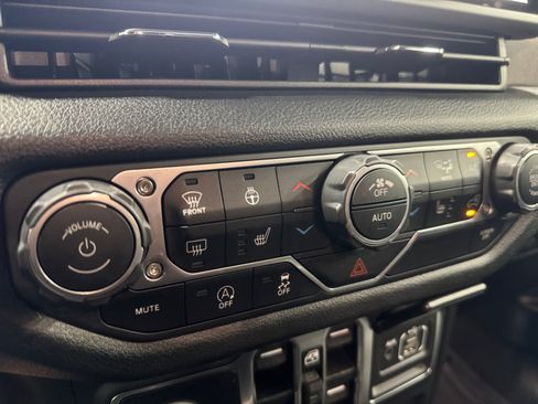 Used 2025 Jeep Wrangler Unlimited Sport AWD/4WD image 19