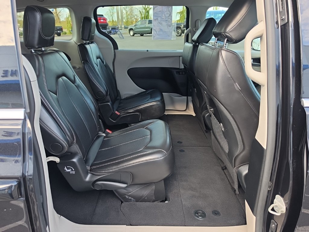 Used 2024 Chrysler Pacifica Touring-L FWD image 31