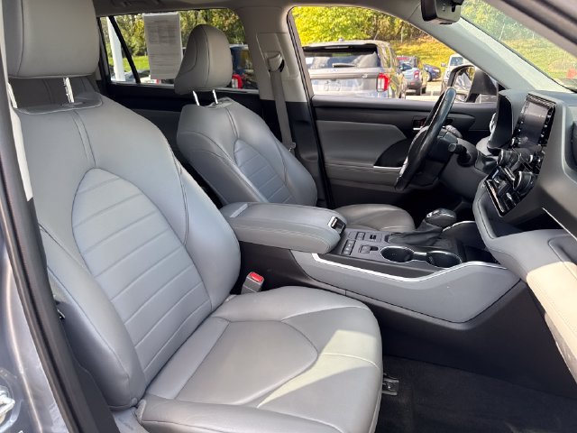 Used 2021 Toyota Highlander XLE AWD/4WD image 13