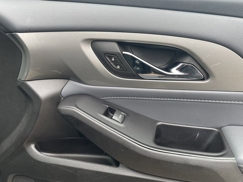 Used 2020 Chevrolet Traverse LT image 11