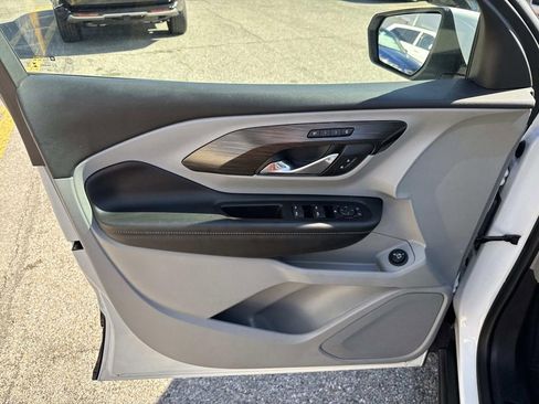 Used 2024 GMC Terrain SLT image 20