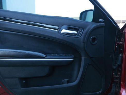 Used 2017 Chrysler 300 C image 23