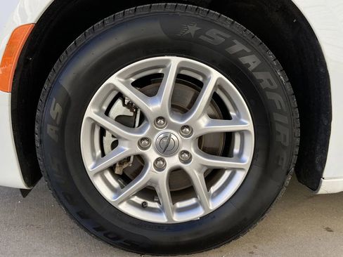 Used 2024 Chrysler Pacifica Touring-L image 8