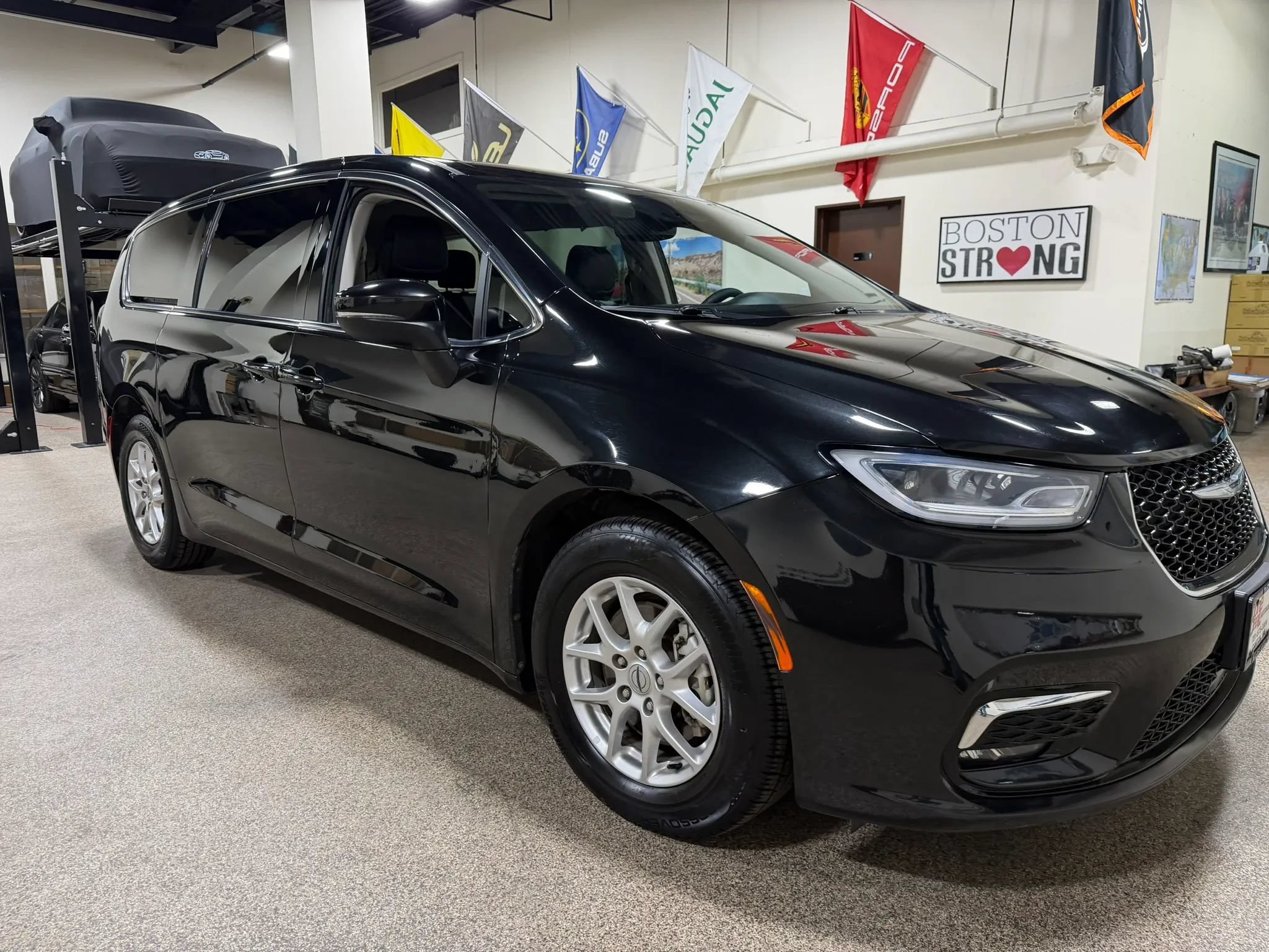 Used 2023 Chrysler Pacifica Touring-L FWD image 14