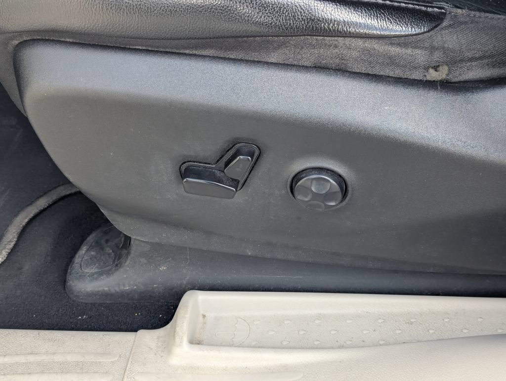 Used 2020 Chrysler Pacifica Touring-L w/ Advanced Safetytec Group FWD image 26