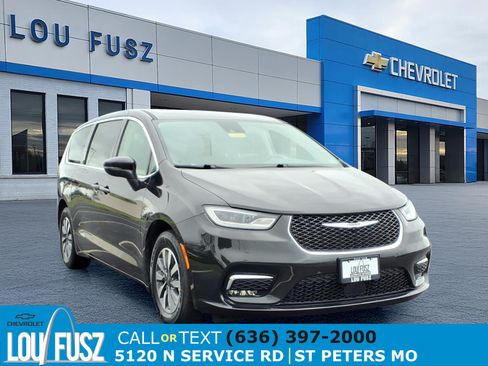 Used 2023 Chrysler Pacifica Touring-L FWD image 1