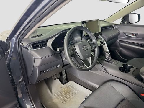 Used 2023 Toyota Venza LE image 9