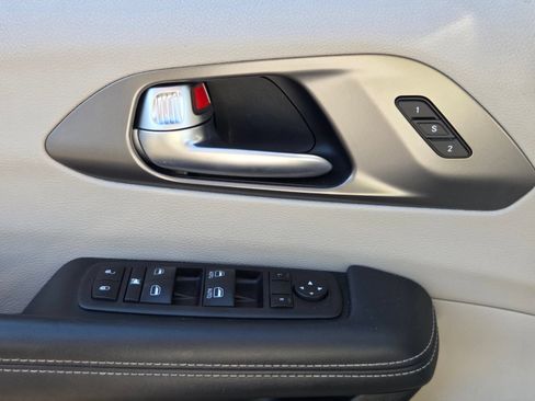 Used 2023 Chrysler Pacifica Touring-L FWD image 26