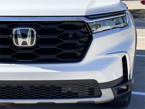 New 2025 Honda Pilot Touring image 9