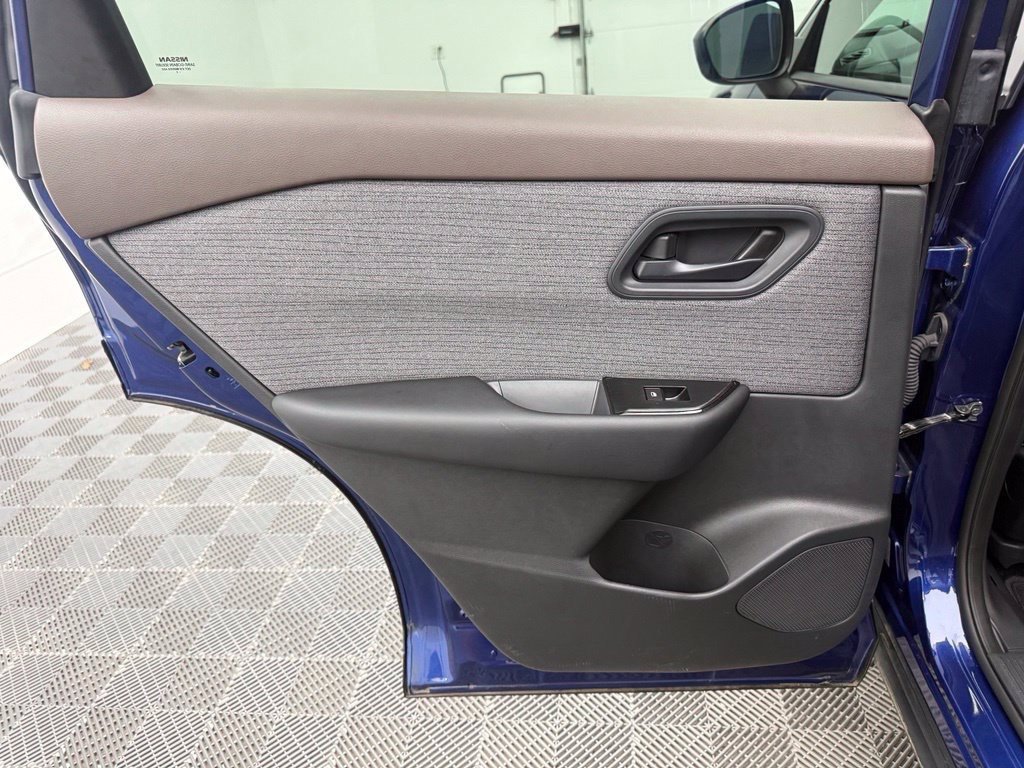 Used 2023 Nissan Rogue S AWD/4WD image 28