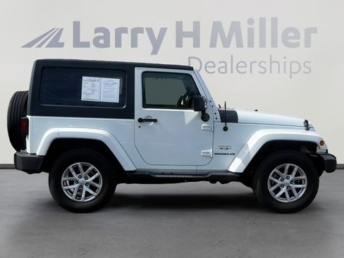 Used 2017 Jeep Wrangler Sahara w/ Connectivity Group image 7