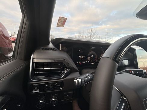 Used 2025 GMC Yukon AT4 image 24