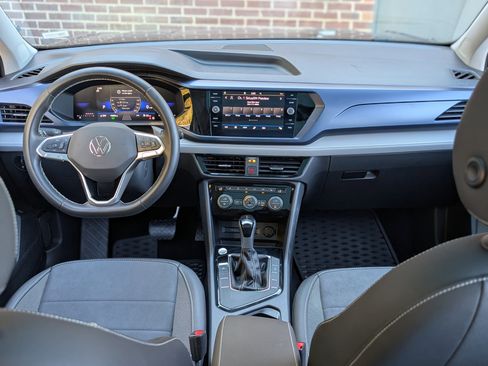 Used 2024 Volkswagen Taos SE w/ Panoramic Sunroof Package image 23