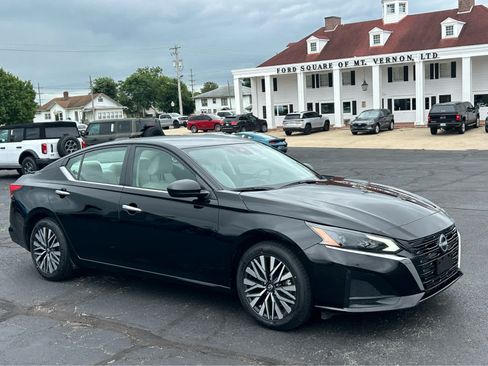 Used 2024 Nissan Altima 2.5 SV FWD image 3