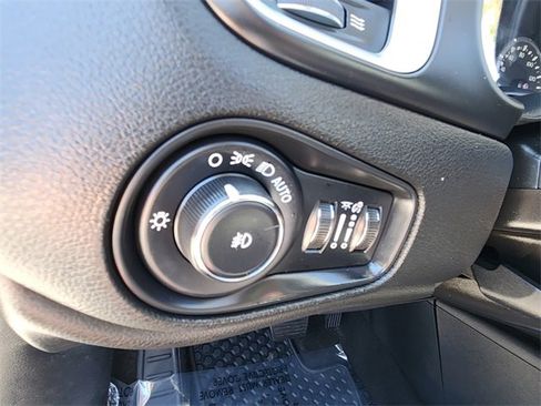 Used 2020 Jeep Renegade Latitude w/ Cold Weather Group image 12