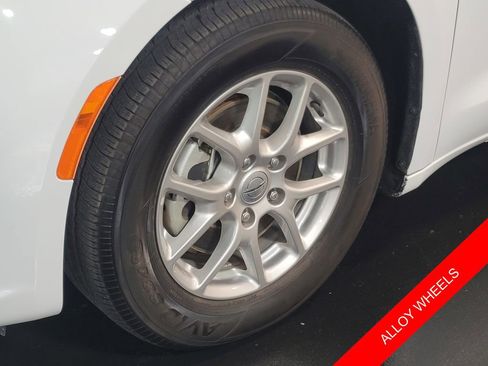 Used 2024 Chrysler Pacifica Touring-L image 6