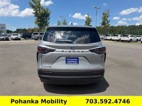 Used 2024 Toyota Sienna XLE FWD image 6