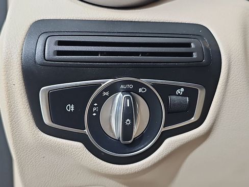 Used 2021 Mercedes-Benz GLC 300 4MATIC image 28