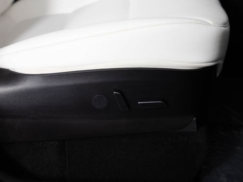 Used 2022 Tesla Model Y Long Range image 30