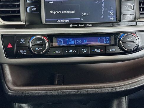 Used 2016 Toyota Highlander XLE AWD/4WD image 18