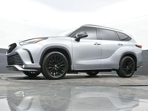 Used 2024 Toyota Highlander XSE image 12