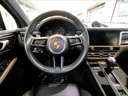 Used 2023 Porsche Macan image 6
