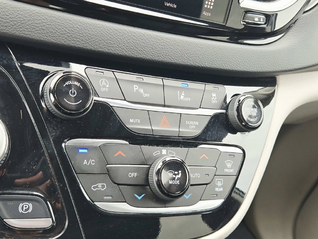 Certified 2024 Chrysler Pacifica Touring-L FWD image 29