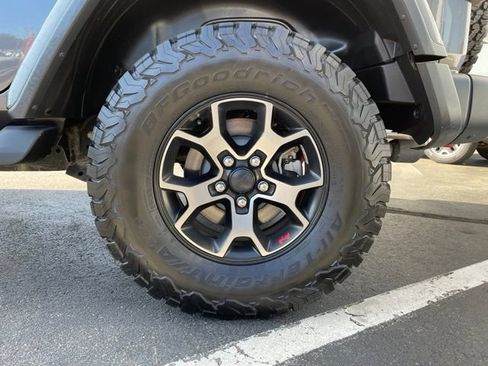 Used 2018 Jeep Wrangler Unlimited Rubicon w/ Dual Top Group AWD/4WD image 32