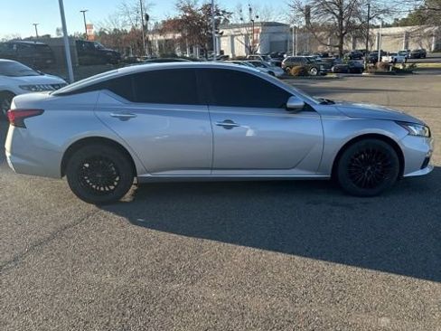 Used 2022 Nissan Altima 2.5 SV w/ SV Premium Package image 5