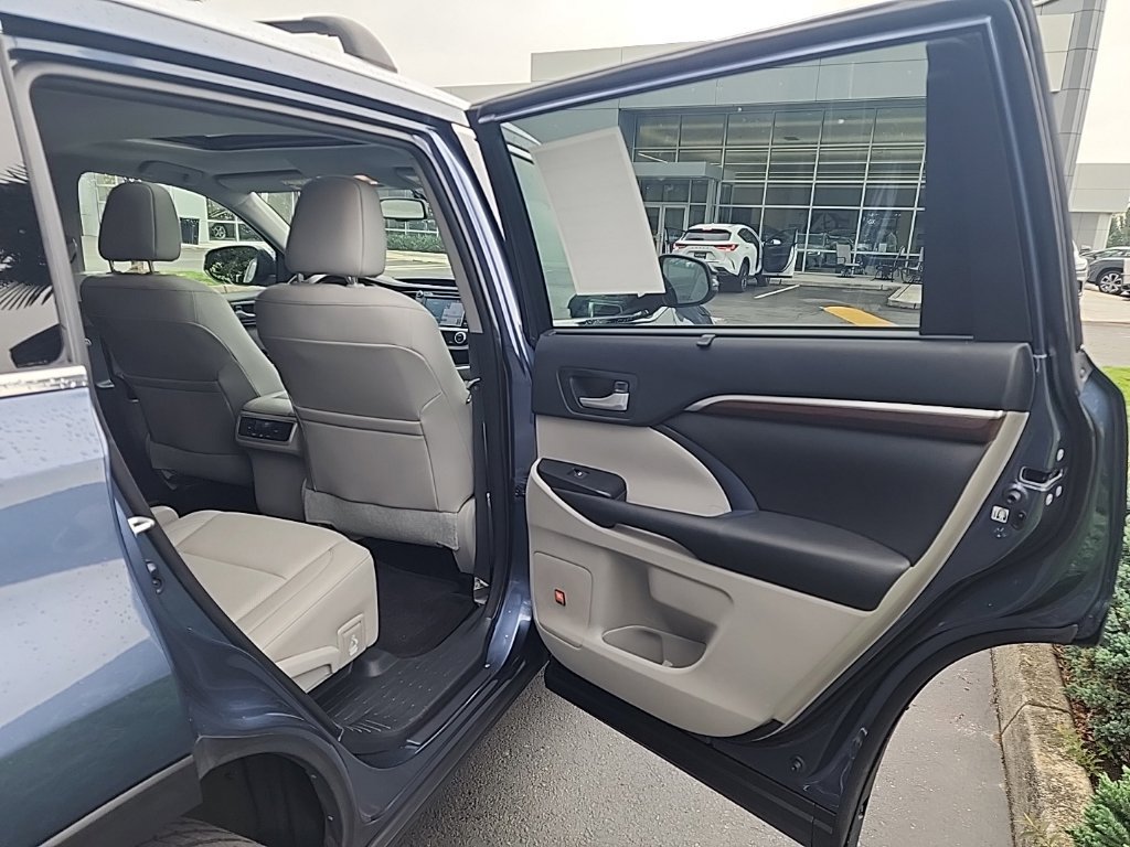 Used 2015 Toyota Highlander Limited AWD/4WD image 18