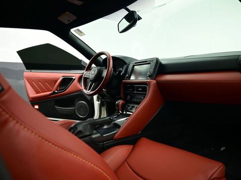 Used 2018 Nissan GT-R Premium w/ Premium Interior Package image 19