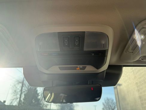 Used 2025 Subaru Crosstrek 2.0i Premium image 19