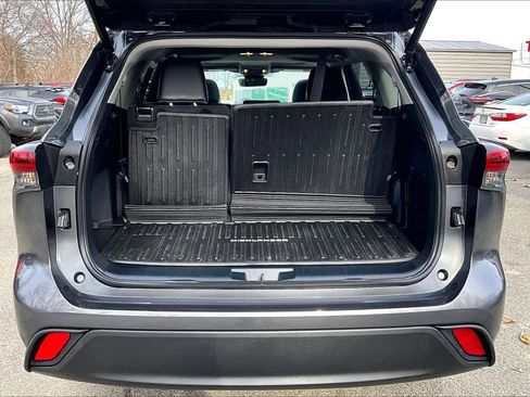 Used 2023 Toyota Highlander XLE image 31