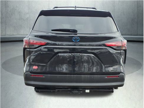 Certified 2022 Toyota Sienna XLE Woodland Edition image 6