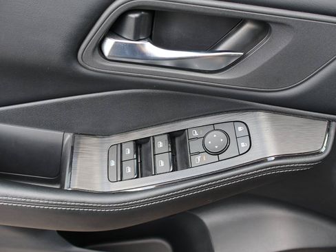 Used 2025 Nissan Rogue SV FWD image 9