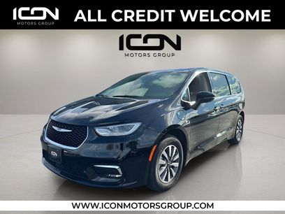 Used 2024 Chrysler Pacifica Select