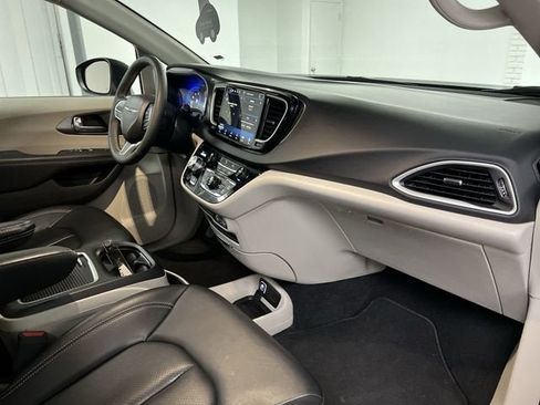 Used 2023 Chrysler Pacifica Touring-L FWD image 28