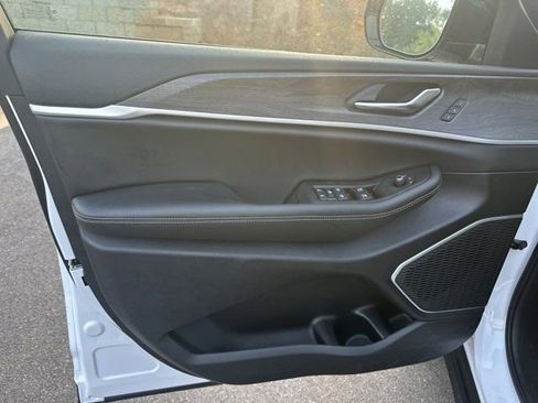 New 2025 Jeep Grand Cherokee Limited w/ Luxury Tech Group II image 10