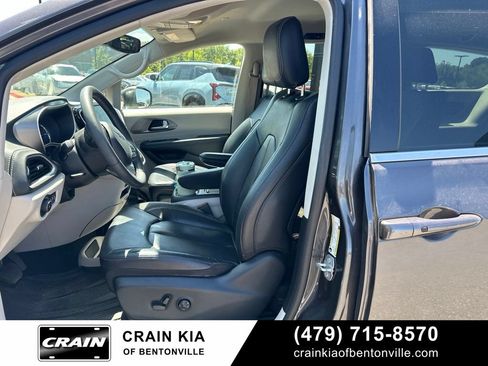 Used 2022 Chrysler Pacifica Touring-L FWD image 14