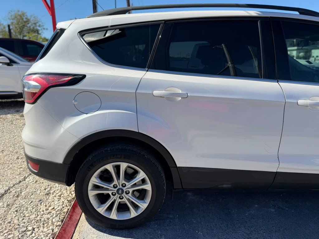 Used 2017 Ford Escape SE w/ Equipment Group 201A FWD image 4