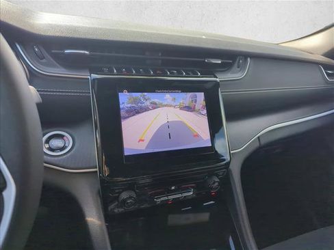 Used 2024 Jeep Grand Cherokee Laredo image 8