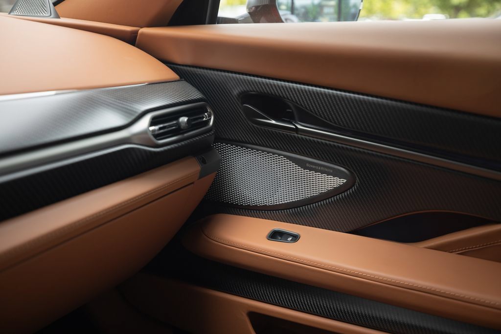Used 2025 Aston Martin Vanquish RWD image 35